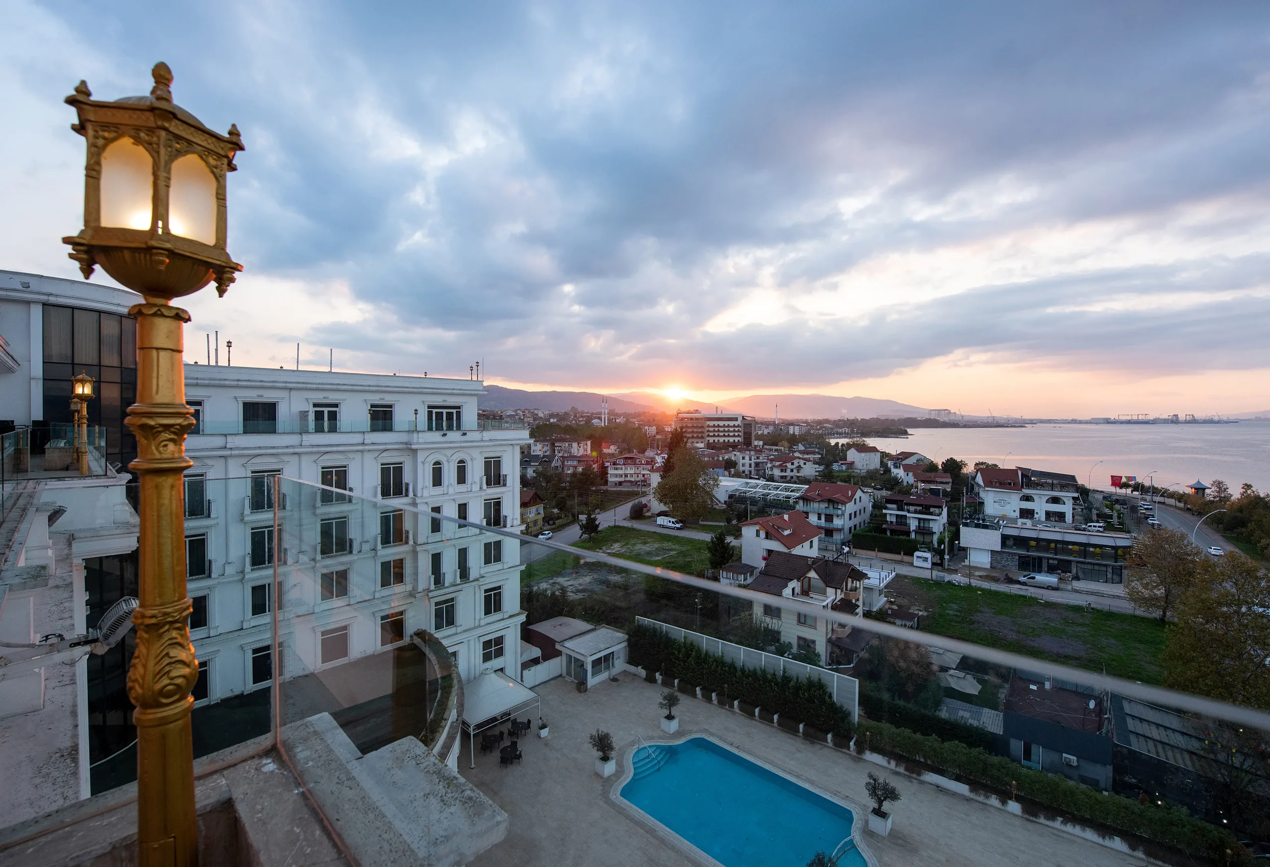 Wellborn Hotelde keyifli bir konaklamanın sırları konforlu odalar, seçkin lezzetler ve özel hizmetlerle güç kazanır, ancak doğru tercihler deneyimi daha da özel hâle getirir.