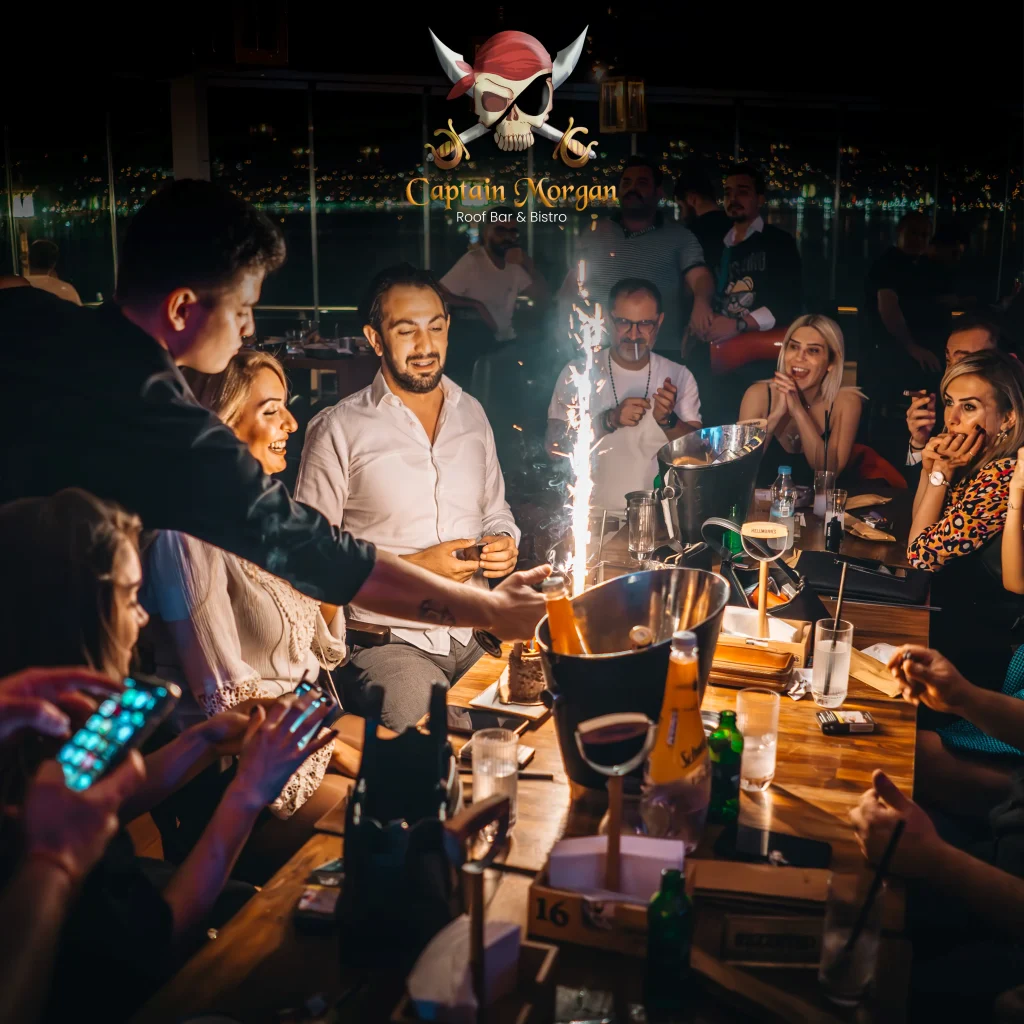Captain Morgan Bar yaz etkinlikleri, Wellborn Hotel misafirlerine eşsiz bir eğlence deneyimi sunar. Yaz akşamlarında deniz kenarında müzik, dans ve lezzet bir araya gelir. Otel konukları, Kocaeli’nin en seçkin mekanlarından biri olan bu özel alanda unutulmaz anlar yaşar. Her etkinlikte farklı konseptler, canlı müzik grupları ve özel kokteyller buluşur. Yazın enerjisi, Wellborn Hotel’in zarif atmosferiyle birleşir. Bu benzersiz deneyimi yaşamak isteyen herkes, Wellborn Hotel
 ayrıcalığını hisseder.

Yaz Akşamlarının Ritmini Captain Morgan Bar Belirliyor

Her yaz sezonunda Captain Morgan Bar, müzik ve eğlenceyle dolu özel etkinliklere ev sahipliği yapar. Deniz manzarasına karşı kurulan bu sahne, enerjisi yüksek performanslarla dolup taşar. Misafirler, günün yorgunluğunu canlı müzik eşliğinde atar. Bu keyifli atmosfer, Captain Morgan Barda Canlı Müzik ile Unutulmaz Geceler
 sayfasında da görülebileceği gibi, yaz akşamlarını renklendirir. Müzik türleri geniş bir yelpazede sunulur; jazz, pop, rock ve akustik performanslar dönüşümlü olarak sahne alır. Bu çeşitlilik, her zevke hitap eden bir deneyim yaratır.

Wellborn Hotel, etkinlik programlarını özenle planlar. Her detay, misafirlerin keyif alması için düşünülür. Ses sistemi, sahne ışıkları ve oturma düzeni, profesyonel ekipler tarafından titizlikle hazırlanır. Böylece her performans, dinleyenleri büyüleyen bir kaliteyle gerçekleşir. Kimi akşamlar ünlü sanatçılar, kimi akşamlar yerel gruplar sahneye çıkar. Her biri, Captain Morgan Bar’ın prestijli kimliğine katkı sağlar.

Kokteyl Sanatının Zirvesi: Tat, Renk ve Deneyim

Captain Morgan Bar yaz etkinlikleri sadece müzikten ibaret değildir. Burada kokteyl kültürü de başroldedir. Barın deneyimli miksologları, yaz mevsimine özel tarifler hazırlar. Taze meyvelerle hazırlanan soğuk içecekler, ferahlığın en güzel halini sunar. Her bardakta estetik ve lezzet buluşur. Bu özel lezzetleri yakından keşfetmek isteyenler, Captain Morgan Barda Kokteyl Keyfi ve Canlı Müzik
 sayfasından detaylara ulaşabilir.

Barın imza içecekleri arasında tropikal meyve karışımları, buzlu kahveler ve özel viski bazlı kokteyller yer alır. Her biri misafirlerin damak zevkine göre hazırlanır. Sunumlarda renkli süslemeler, meyve dilimleri ve zarif bardaklar kullanılır. Bu özenli detaylar, mekanın ambiyansına katkı sağlar. Ayrıca bar menüsü, alkolsüz içecekler açısından da zengindir. Misafirler, ferahlatıcı içeceklerini yudumlarken manzaranın tadını çıkarır.

Kokteyl keyfi, müzikle birleştiğinde bambaşka bir boyut kazanır. Müzik ritimleriyle uyumlu sunumlar, misafirlere enerjik bir atmosfer yaşatır. Barın personeli, her etkinlikte profesyonel hizmet anlayışını sürdürür. Konuklar, Wellborn Hotel’in misafirperverliğini her detayda hisseder.

Özel Etkinlik Konseptleriyle Unutulmaz Yaz Akşamları

Yaz boyunca düzenlenen etkinlikler, sadece bir eğlence değil, aynı zamanda bir yaşam tarzıdır. Captain Morgan Bar, her hafta farklı bir tema belirler. Latin Gecesi, Akustik Akşam, Retro Party veya DJ Performance gibi konseptler, her yaştan misafire hitap eder. Bu etkinliklerde dans pistleri dolup taşar, gülümsemeler eksik olmaz.

Her etkinlik öncesinde Wellborn Hotel’in sosyal medya hesapları ve Captain Morgan Barda Keyif ve Eğlenceyi Bir Arada Yaşayın
 sayfası güncel programları paylaşır. Böylece misafirler hangi gün hangi konseptin yapılacağını önceden öğrenir. Etkinlik takvimi, misafirlerin planlarını kolayca yapmasını sağlar.

Otelde konaklayan misafirler için bar etkinlikleri, yaz tatilinin en renkli parçasıdır. Gündüz havuz keyfi yapan konuklar, akşam deniz kenarında müziğe ve dansa katılır. Bu ritüel, tatil deneyimini mükemmel hale getirir. Ayrıca şehir dışından gelen misafirler, Wellborn Hotel
 üzerinden rezervasyon yaparak konaklama ve etkinlikleri bir arada planlayabilir.

Deniz Manzaralı Eğlence: Wellborn Hotel’in İmzası

Wellborn Hotel’in en dikkat çekici özelliklerinden biri, körfez manzaralı teras alanıdır. Captain Morgan Bar bu alanda konumlanır ve misafirlere panoramik bir manzara sunar. Gün batımı saatlerinde gökyüzü, turuncudan mora uzanan bir renk şöleni yaratır. Bu anlar, misafirlerin hafızasında uzun süre yer eder.

Deniz kenarındaki konumu, barın atmosferini benzersiz kılar. Hafif meltem rüzgarı, müziğin ritmiyle birleşir. Misafirler, hem görsel hem işitsel bir şölen yaşar. Bu atmosfer, sadece Kocaeli’nin değil, tüm bölgenin en özel eğlence deneyimlerinden biridir.

Ayrıca barın açık hava düzeni, yaz akşamlarında ferah bir ortam sağlar. Misafirler, hem sosyal mesafeye dikkat eder hem de özgürce dans eder. Bu ortamda konfor, eğlencenin doğal bir parçası haline gelir. Etkinliklerde kullanılan ışık sistemleri, atmosferi destekler. Renk geçişleri ve sahne efektleri, her performansı bir görsel şölene dönüştürür.

Captain Morgan Bar, Wellborn Hotel’in kalite anlayışını yansıtır. Tüm hizmetler, misafir memnuniyetini esas alır. Bu anlayış sayesinde, yaz etkinlikleri yıllar boyunca gelenek haline gelmiştir.

Yazın Enerjisini Paylaşmak İçin Doğru Adres

Captain Morgan Bar yaz etkinlikleri, sadece bir eğlence seçeneği değildir; aynı zamanda sosyal bir buluşma noktasıdır. Misafirler burada yeni insanlarla tanışır, dostluklar kurar. Bu yönüyle bar, hem yerli hem yabancı turistler için özel bir cazibe merkezidir.

Etkinlikler, yerel kültürle uluslararası eğlence anlayışını birleştirir. Müzik seçimleri, menü düzeni ve atmosfer tasarımı, evrensel bir zevki yansıtır. Yaz mevsimi boyunca süren bu etkinlikler, misafirlerin tatil anılarını zenginleştirir.

Rezervasyon yaptırmak isteyenler, iletişim sayfası
 üzerinden kolayca bilgi alabilir. Wellborn Hotel’in profesyonel ekibi, her misafire özel ilgilenir. Bu titiz hizmet, otelin misafir memnuniyetine verdiği önemi gösterir.

Wellborn Hotel sadece bir konaklama noktası değil, aynı zamanda bir yaşam deneyimidir. Bu deneyimin kalbinde Captain Morgan Bar yer alır. Her yaz, yeni anılar, yeni müzikler ve yeni dostluklar burada başlar. Eğlence, zarafet ve keyif aynı çatı altında buluşur.

Captain Morgan Barda Canlı Müzik ile Unutulmaz Geceler
 etkinlikleri, yaz boyunca devam eder. Misafirler, Wellborn Hotel
 web sitesinden güncel programları takip edebilir. Her etkinlikte, farklı bir hikaye yazılır. Her akşam, deniz kenarında yeniden doğan bir müzikle sona erer.
