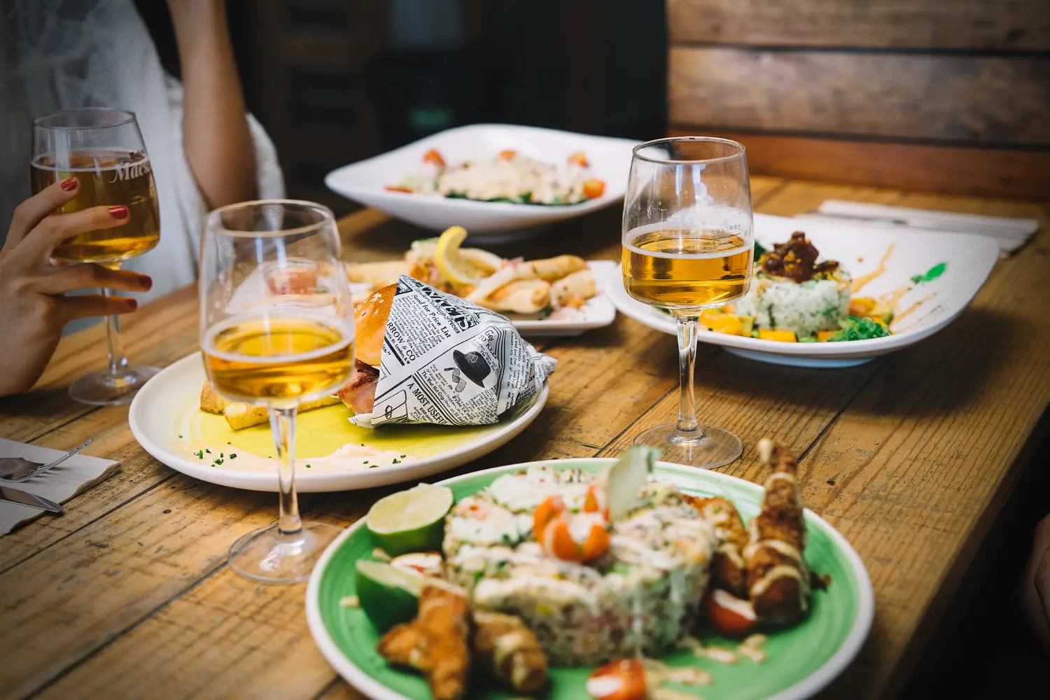 İzmit’te Romantik Akşam Yemeği Rehberi: Körfez Manzaralı Restoran Deneyimi (2025 Güncel) arayışı, çiftlerin özel bir atmosfer içinde huzurlu bir akşam planlama