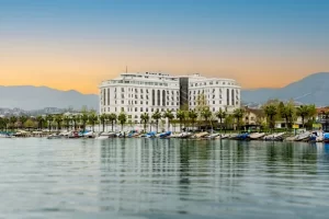 İzmit’te lüks tatil yapmak isteyenlere öneriler sunan Wellborn Hotel, konforlu odalar, eşsiz manzaralar ve özel hizmetlerle unutulmaz